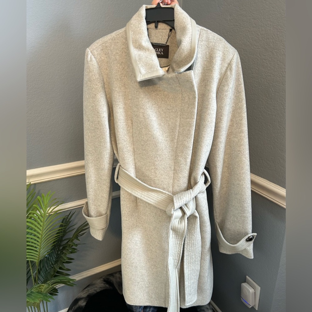 Beautiful like new Badgley Mischka coat🔥6 hours sale only🔥